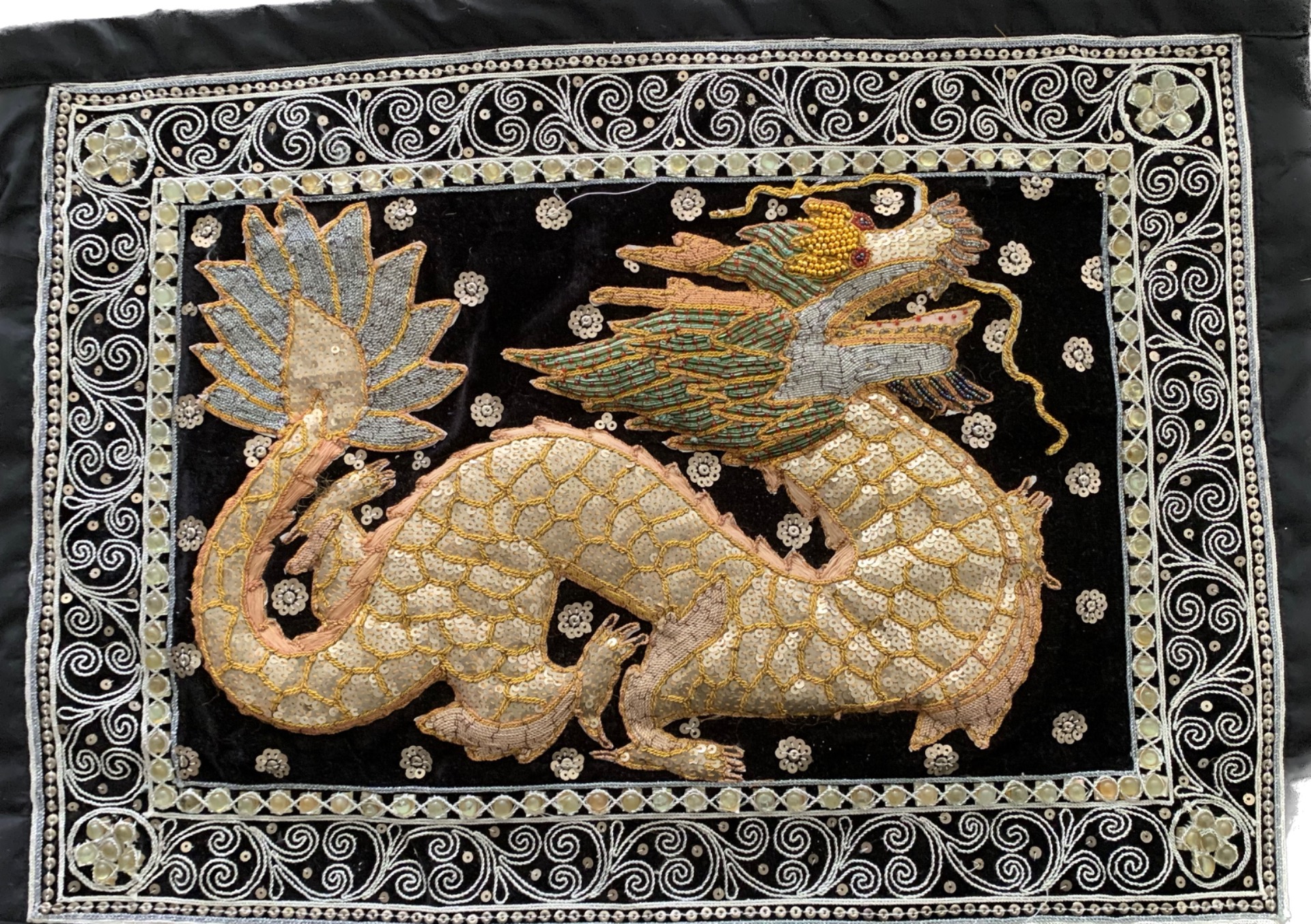 Wandkleed embroiderd draak